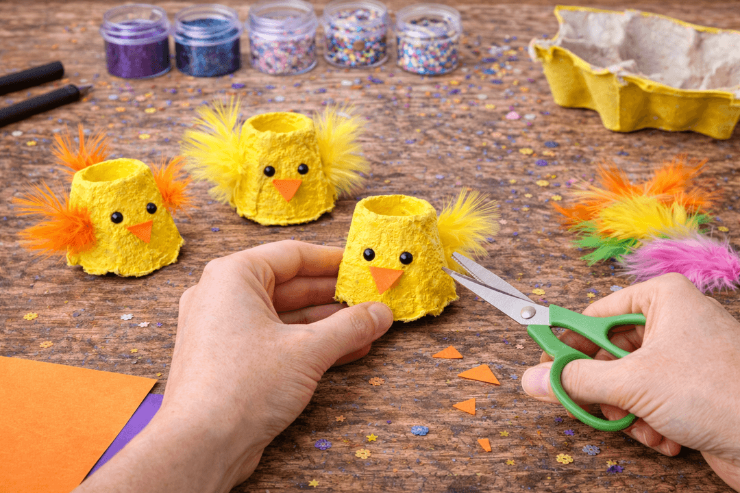 Basteln - Flauschige Küken aus Eierbechern