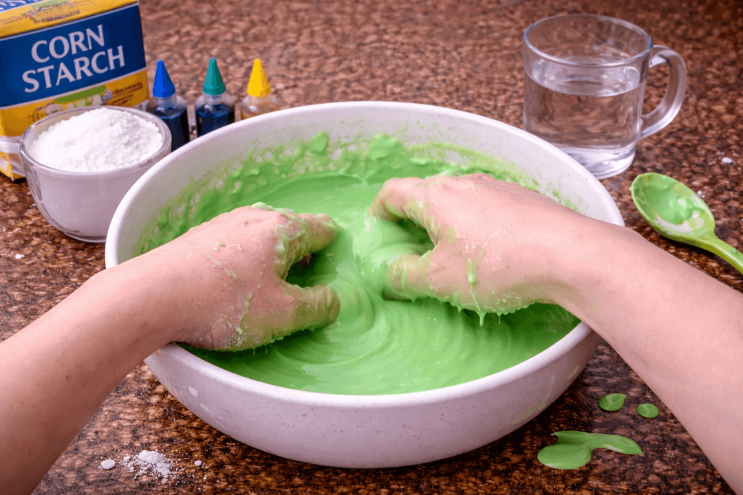Experiment experimentieren - Schleim aus Speisestärke: Nicht-newtonsches Fluid selber machen