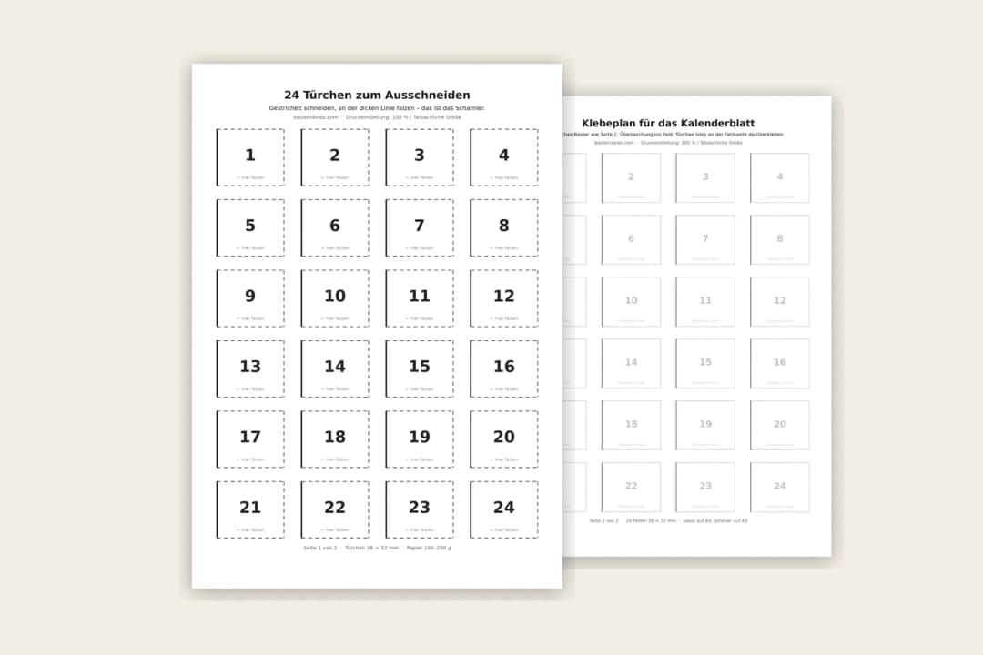 Zwei ausgedruckte A4-Blätter der Adventskalender-Vorlage liegen auf hellem Untergrund: vorn das Blatt mit 24 nummerierten Türchen zum Ausschneiden, dahinter der Klebeplan mit 24 leeren Feldern im gleichen Raster